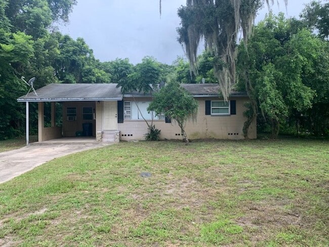 Primary Photo - 3 Bed 1 Bath Home With Carport | Pet Friendly | Washer Dryer Hook Ups & Central Air | Section 8 W...