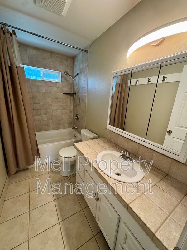 Building Photo - 490 SE Alpine Ave