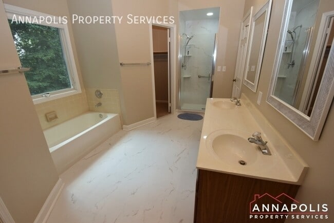 Building Photo - 3144 Stonehenge Dr