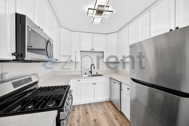 Building Photo - 415 E 26th St