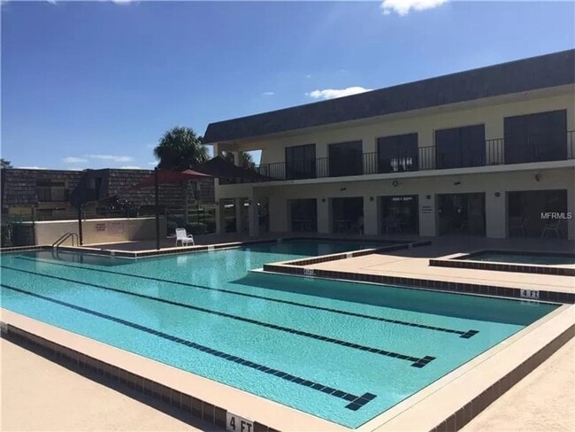 Building Photo - Lovely spacious 3bd/2bath townhouse with screen patio!