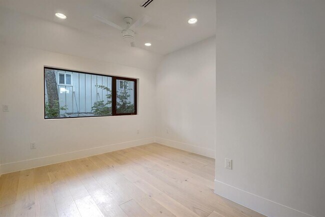 Building Photo - 1114 Mariposa Dr