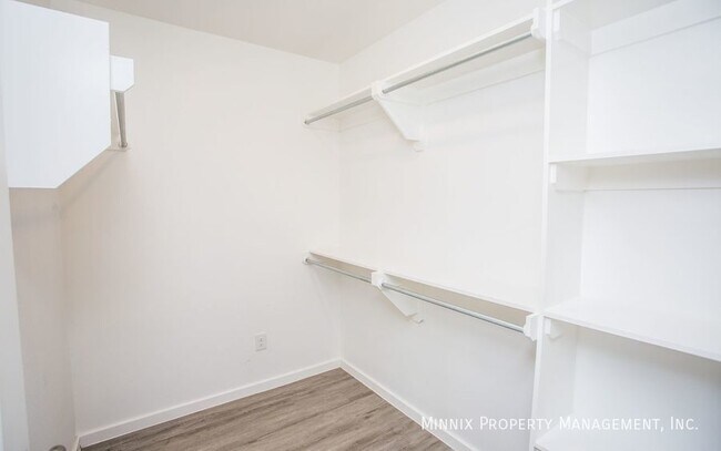 Building Photo - 2005 Kenwood Ave