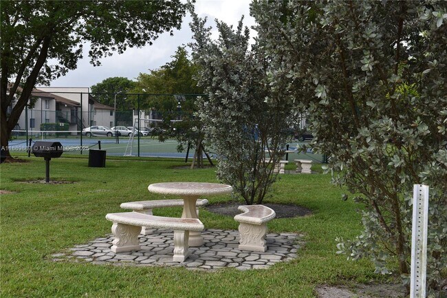 Building Photo - 325 W Laurel Dr