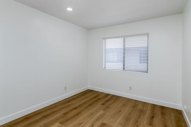 Building Photo - Beautifully Renovated 3-Bedroom Townhome i...