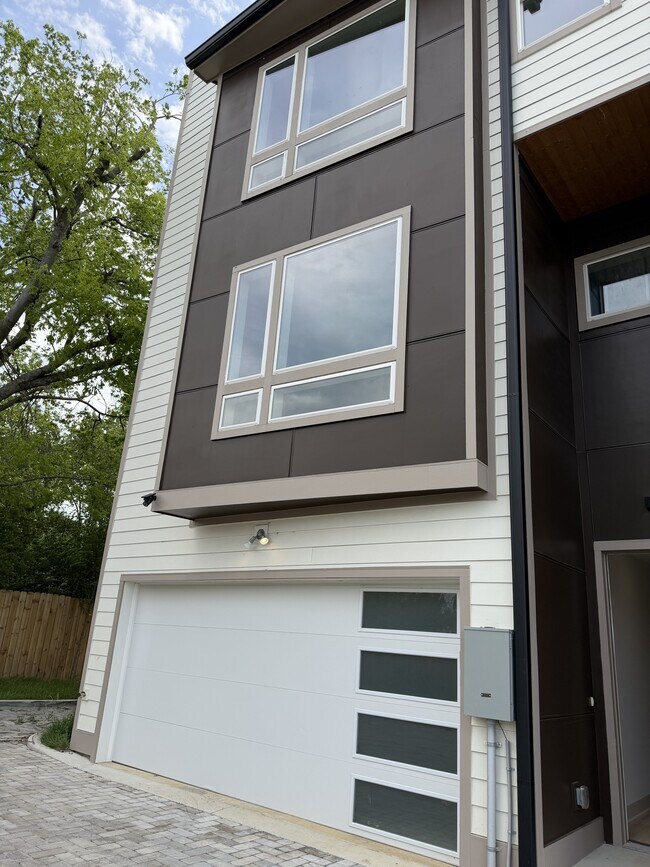 Building Photo - 105 Hart Ln
