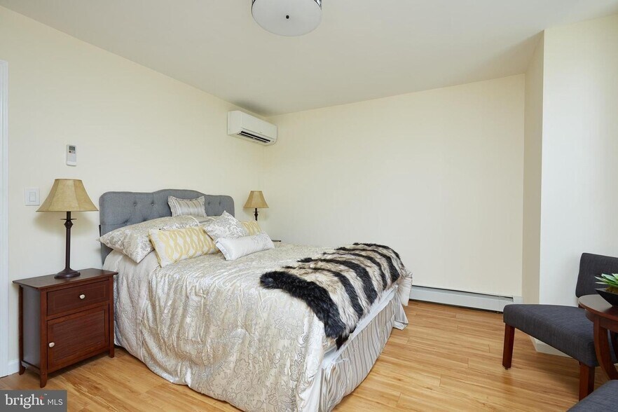 bedroom 2 - 1102 Trinidad Ave NE