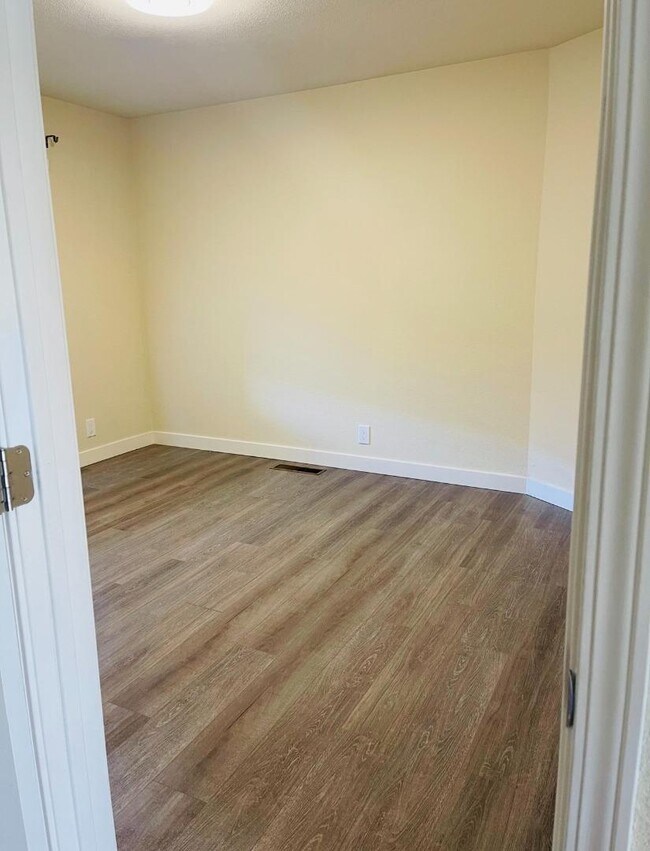 Building Photo - 2101 Darnis Cir