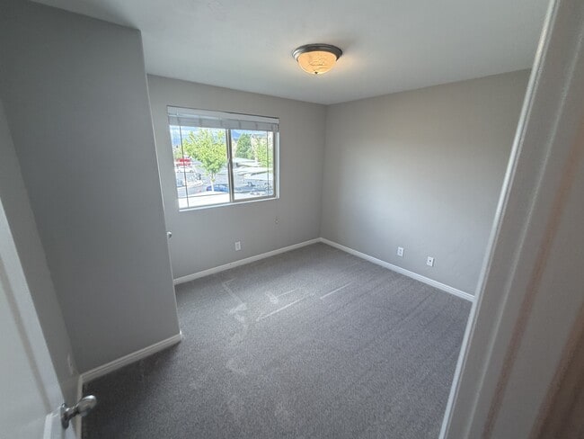 Building Photo - 999 Village River Ln