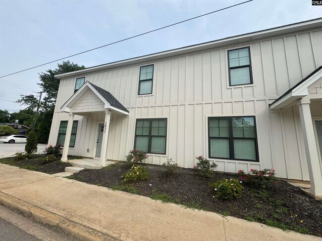 Building Photo - 2035 Rosewood Dr