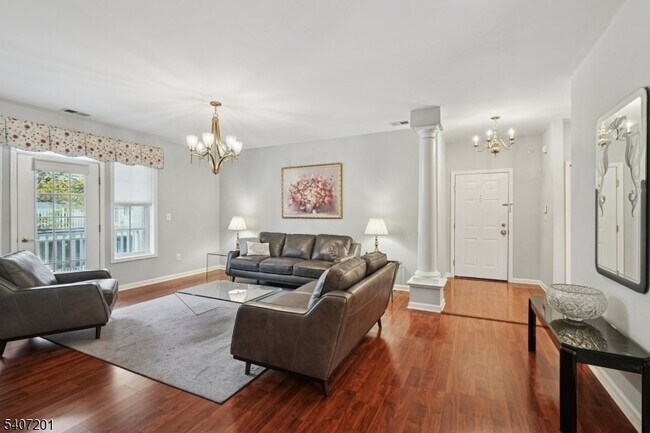 Building Photo - 806 Holly Ln