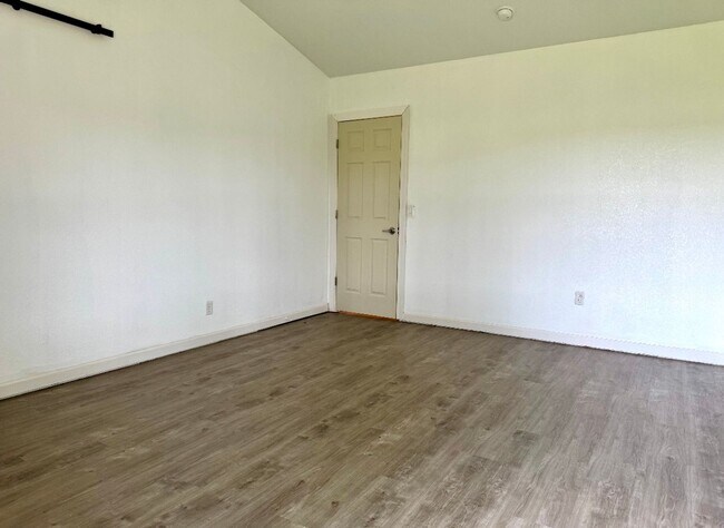 Building Photo - Like new!  3/2/2 Country Aire Estates