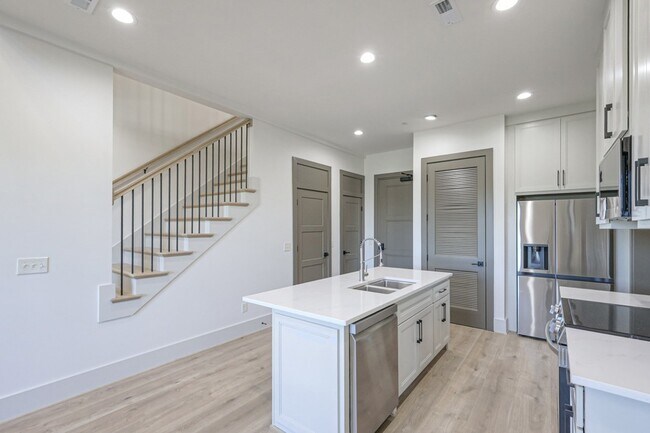 Building Photo - 1025 Southwalk Dr