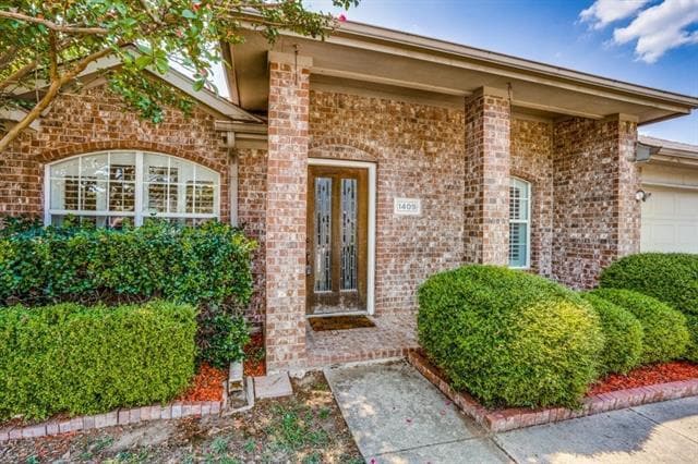 Building Photo - 1409 Meadowbrook Dr