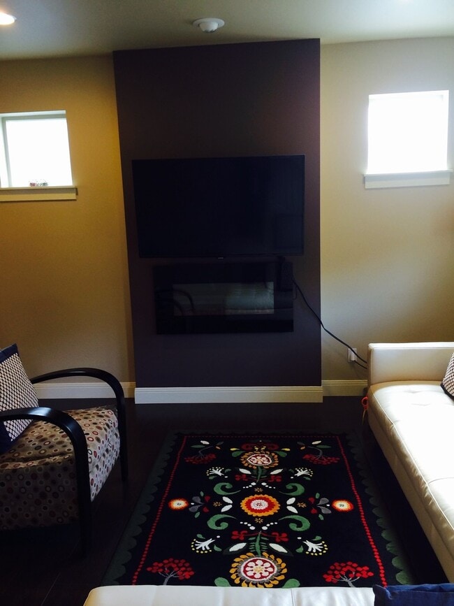Building Photo - Amazing 3 Bedroom 2.5 Bath Home within Beaverton and next to Nike!