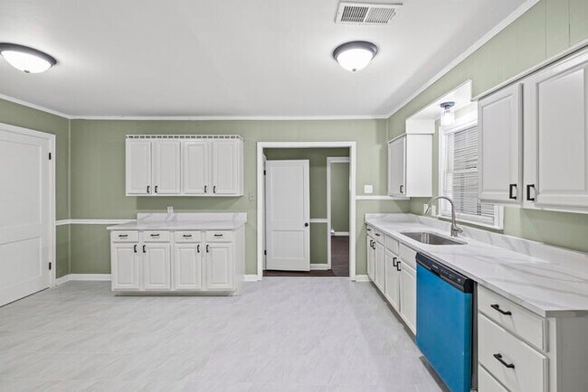 Building Photo - 4 Bedroom In Colonial Acres