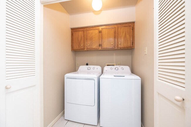 Building Photo - 12302 Piping Rock Dr