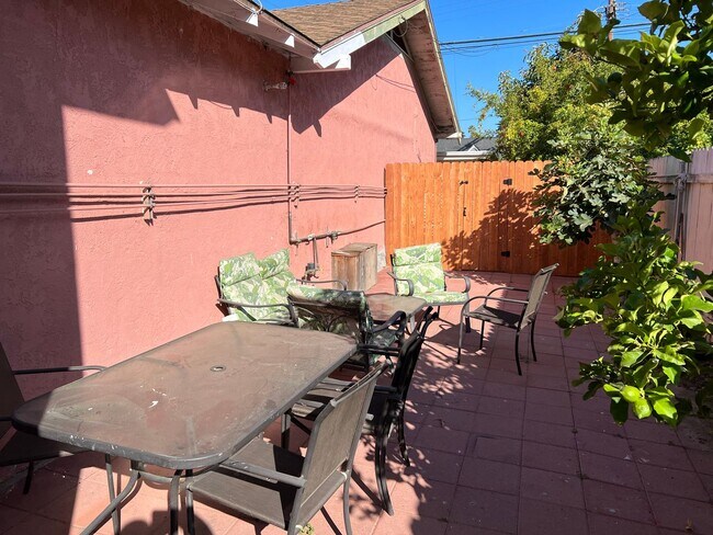 Building Photo - 1428 Chino St