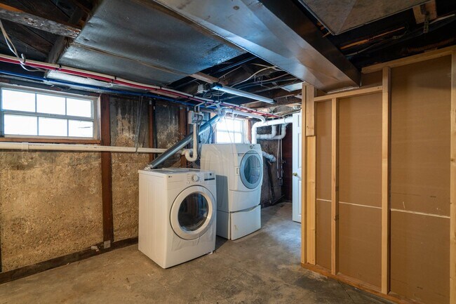 Building Photo - Spacious & Updated 5 Bed Home in Prime Ogden Location