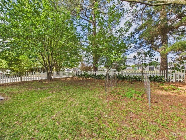 Building Photo - COMING SOON! Charming Cottage in the Center of Town