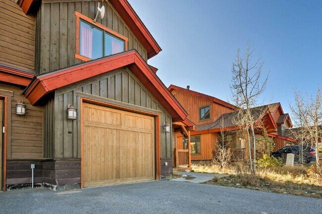 Building Photo - 400 Paintbrush Ter