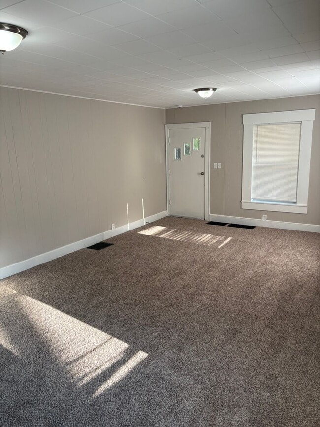 Building Photo - AVAILABLE NOW! MOVE IN SPECIAL! 3 Bedroom, 2 Bathroom in Kansas City! $1,350