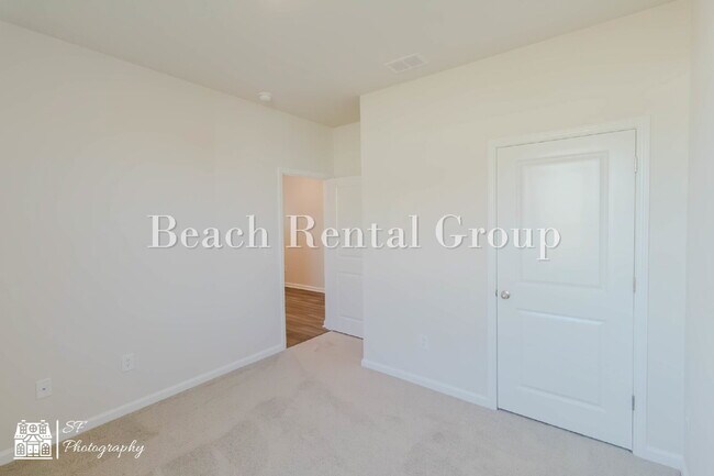 Building Photo - Modern Features, Classic Comfort!