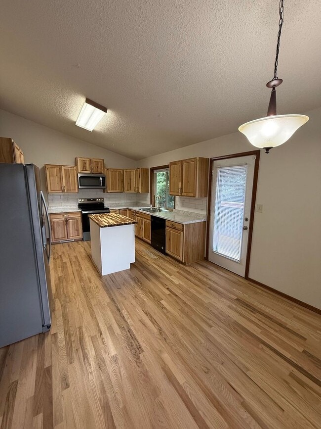 Building Photo - 6840 Delmonico Dr