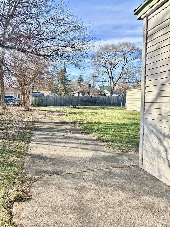 Building Photo - 1133 N Elmer St