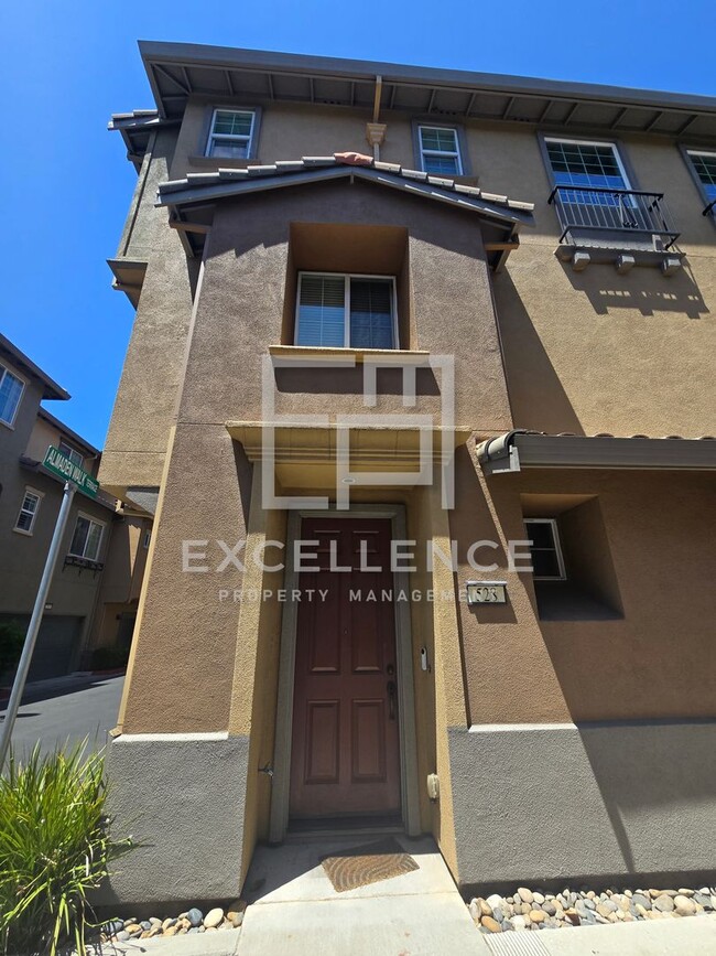 Building Photo - Beautiful 2/2.5 Townhouse - 2 Car Garage,...