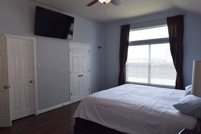 Building Photo - 310 Wildhorse Creek