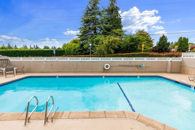 Building Photo - Downtown Bellevue Renovated 1 Bedroom Condo - Walk up entry