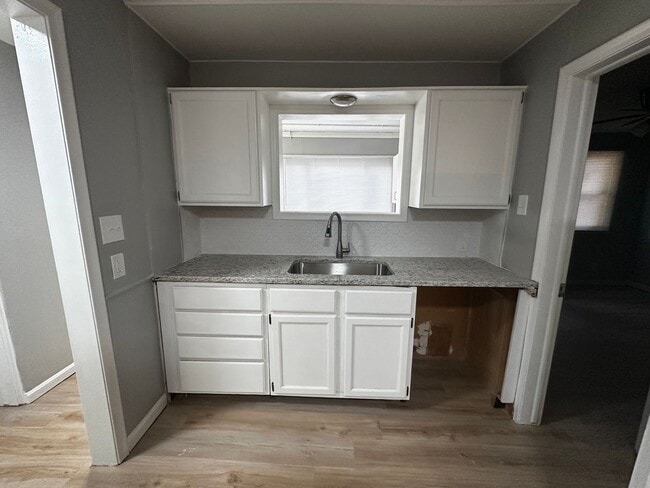 Building Photo - Great Home in Groose pointe $300 OFF MOVE ...