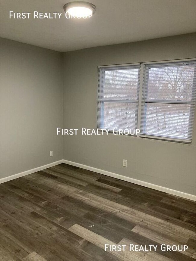 Building Photo - 2 Bedroom, 1 Bath 2nd Floor Apartment For ...