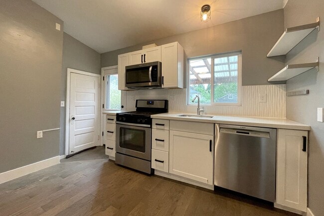 Building Photo - Cute Portsmouth Home with Sunroom, Fenced ...