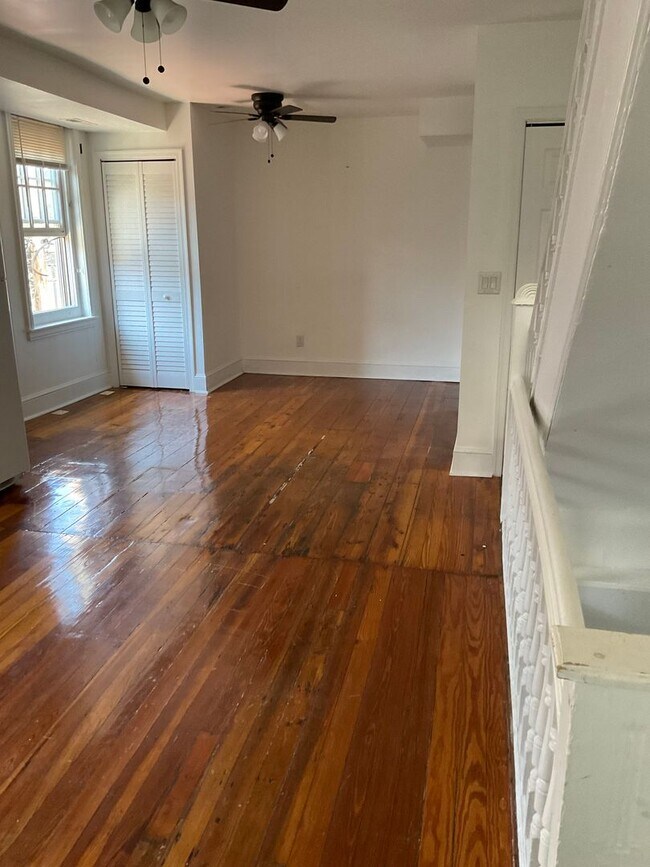 Building Photo - 624 Catharine Street