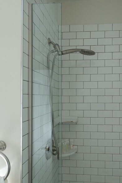 Building Photo - 846 N Hermitage Ave