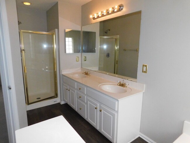 Building Photo - Nice home near outlet mall