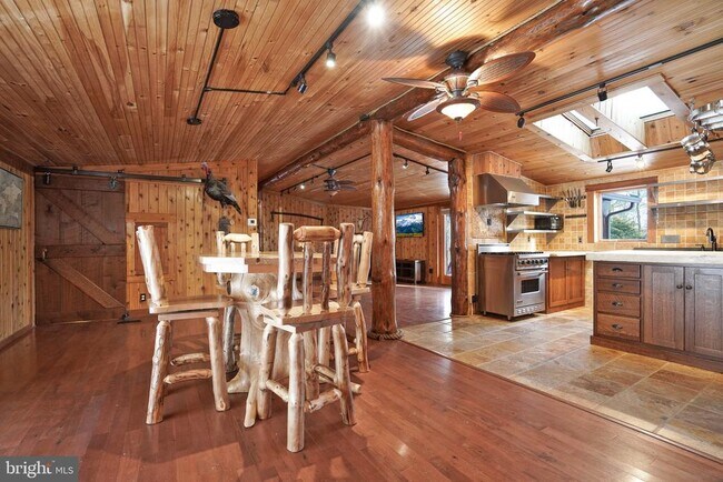 Building Photo - 371 Green Tree Dr