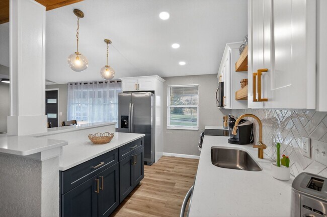 Building Photo - Discover lakeside living at its finest.