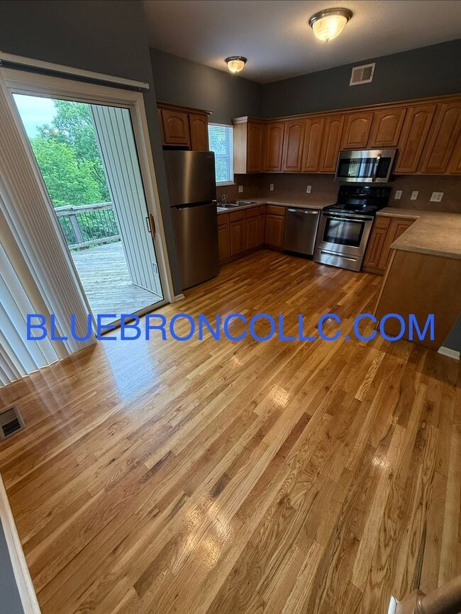 Building Photo - Spacious unit with Beautiful hardwood floors and nice touches throughout!