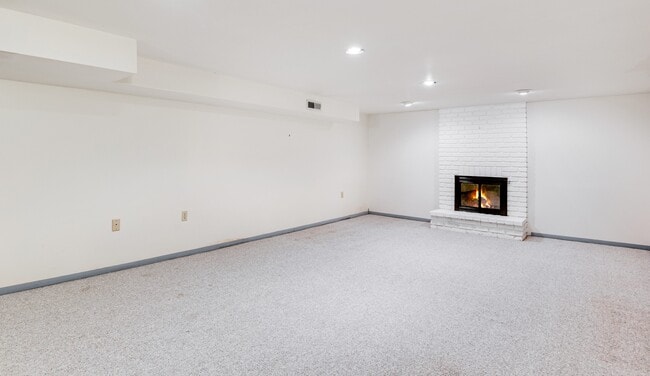 Building Photo - 5240 Sun Dial Pl