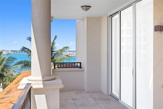 Building Photo - 7141 Fisher Island Dr