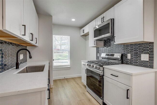Building Photo - 1402 Valleyridge Cir