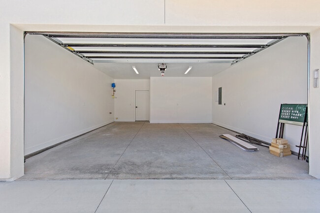 Building Photo - 1082 W Albertine Ln