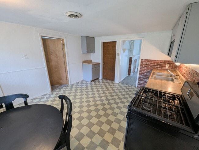 Building Photo - Living Large in Lemay - Section 8 Friendly!