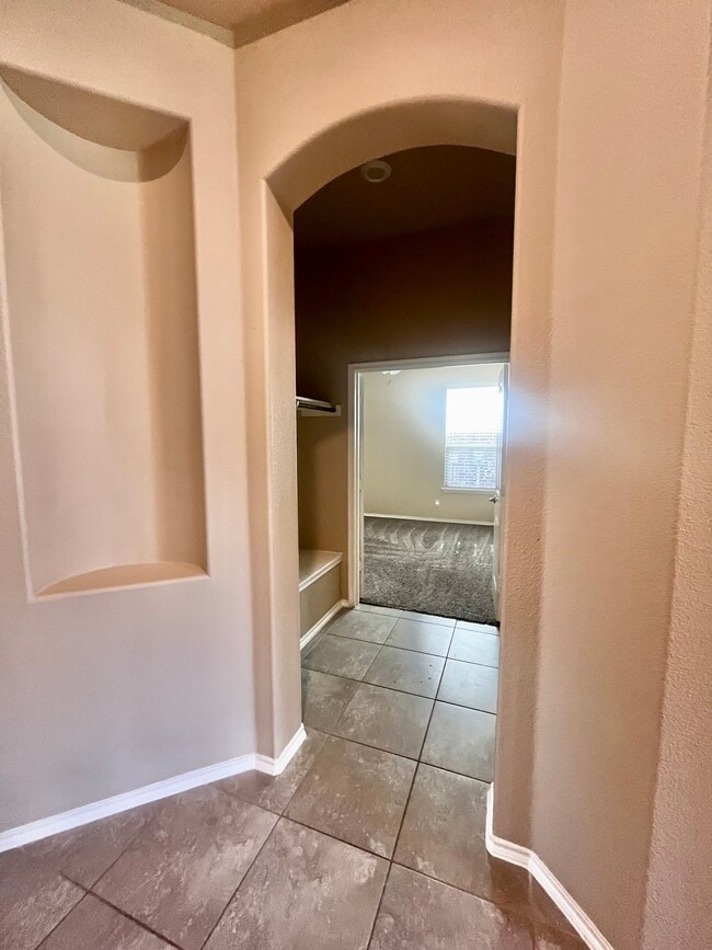 Building Photo - 2025 Lake Vista Dr