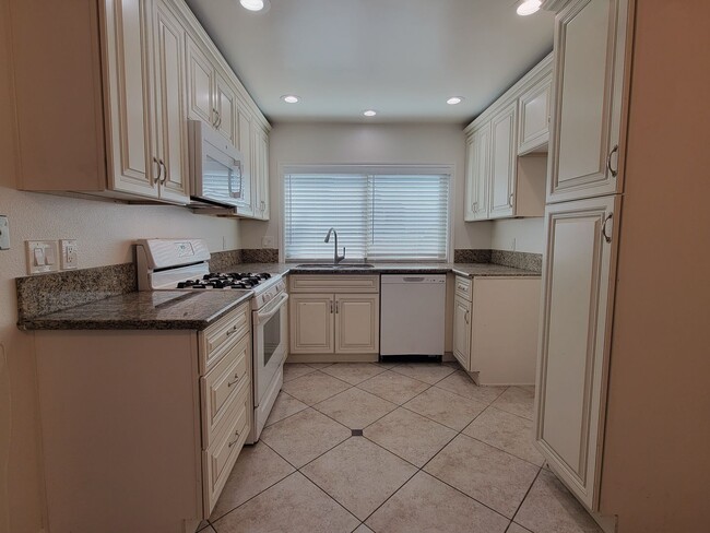 Building Photo - TOWNHOME FOR LEASE: 3 Bed / 2 Bath / 2-car Garage / Laundry hookups / Swimming Pool