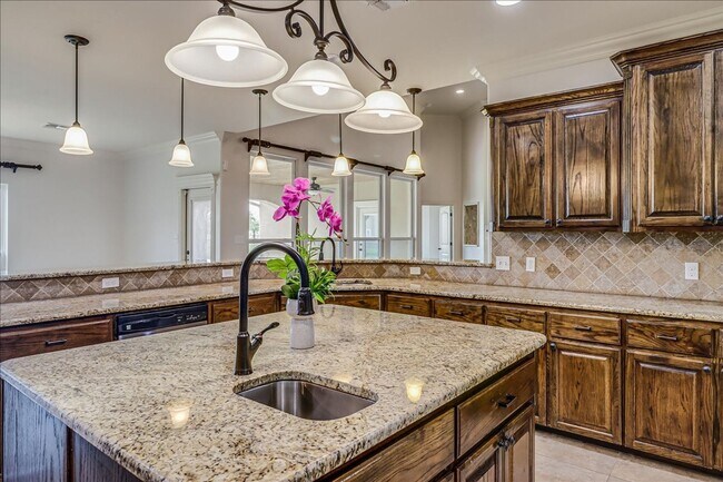 Building Photo - 6241 Lago Vista Dr