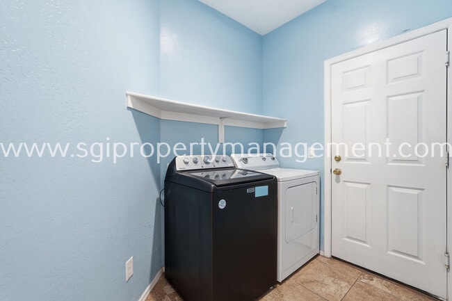 Building Photo - 6827 N 71st Dr